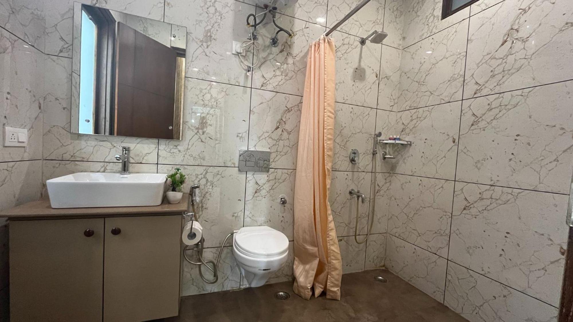 Bluo 1Bhk - Dlf Cybercity, Balcony, Lift, Parking Gurgaon Exterior photo